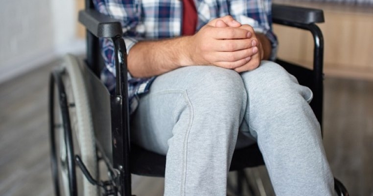 Un tânăr cu dizabilități, care nu poate merge nici singur la baie, a fost umilit la comisia de evaluare: „Ar putea pune marfă pe raft la magazin”