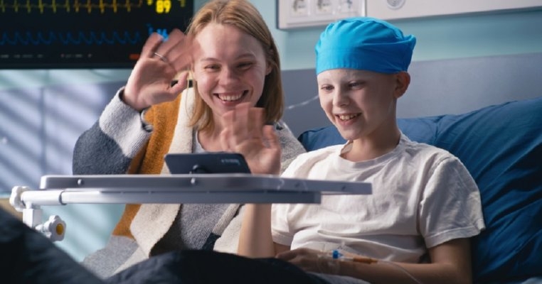 Părinții unei fetițe supraviețuitoare de cancer au creat un ghid pentru părinții care au copii bolnavi. „Dacă aș fi știut aceste lucruri atunci, m-aș fi simțit mai puțin speriată”