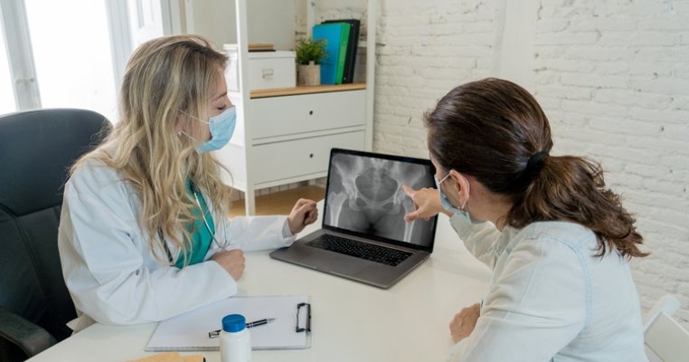 O femeie de 34 de ani și-a înghețat ovulele și a aflat că are cancer ovarian