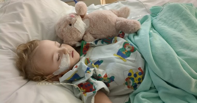 O fetiță de 2 ani a ajuns în stare gravă la spital, după ce a înghițit 6 magneți. ”E un miracol că a supraviețuit”