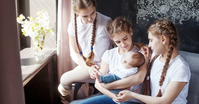 Alexandra, copila care a primit o inimă artificială, a devenit mamă pentru cei trei frați după ce părinții au plecat în străinătate