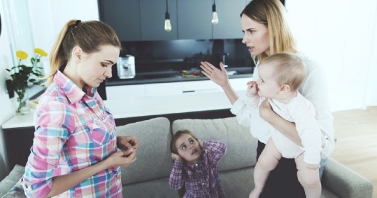 Vecina mea m-a pus să-i fac cumpărăturile ca „pedeapsă” pentru că i-am trezit bebelușul