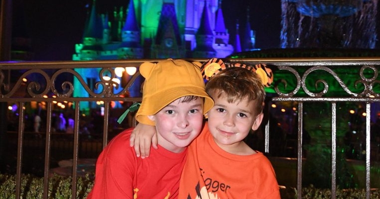 Vis devenit realitate pentru un băiețel cu cancer: a ajuns la Disneyland după ce mama i-a împărtășit povestea în mediul online
