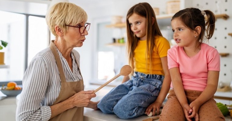 Mama mea îi tratează diferit pe copiii mei, față de ceilalți nepoți ai ei