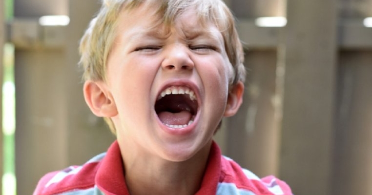 Cum să-i răspunzi copilului când înjură