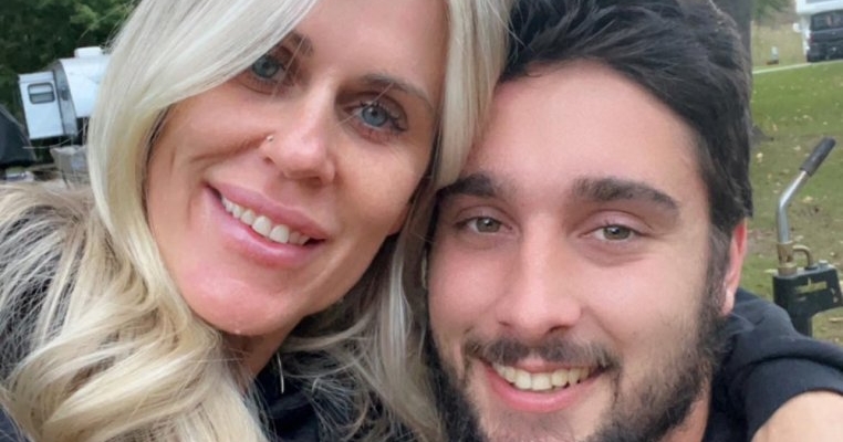 Familia și prietenii mei mă judecă aspru pentru că m-am căsătorit cu un bărbat mai tânăr decât fiul meu