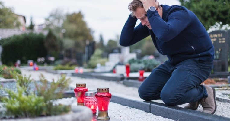"Sunt mort pe dinăuntru. Nu mai am pentru ce să trăiesc", mărturia cutremurătoare a unui tată care și-a găsit copiii și soția decedați în casă