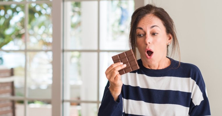 Studiu: consumul regulat de ciocolată poate ajuta la simptomele menopauzei