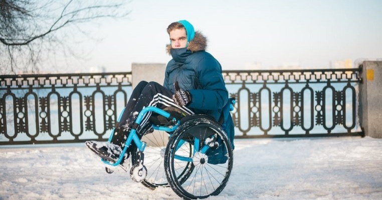 Un adolescent cu dizabilități și-a depășit limitele și a învățat să schieze. Vrea să ajungă olimpic!