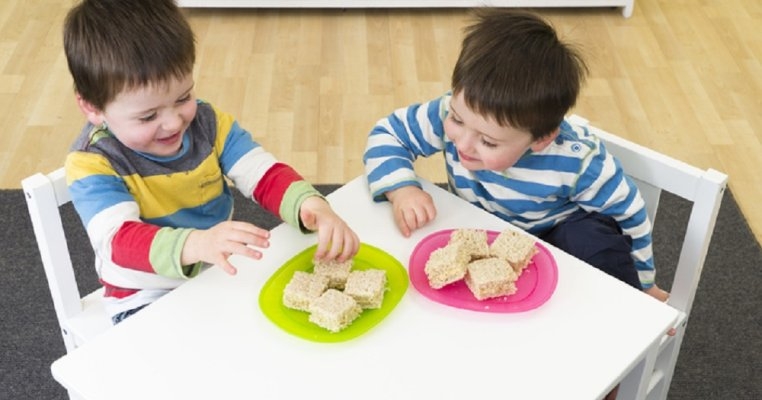 Îmi pun gemenii de doi ani să-și facă singuri micul dejun. Da, sunt o mamă leneșă, dar îi ajut să fie independenți