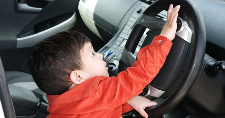 O femeie fără permis și-a lăsat copilul de 3 ani în mașină. Micuțul a pornit mașina și și-a lovit mama