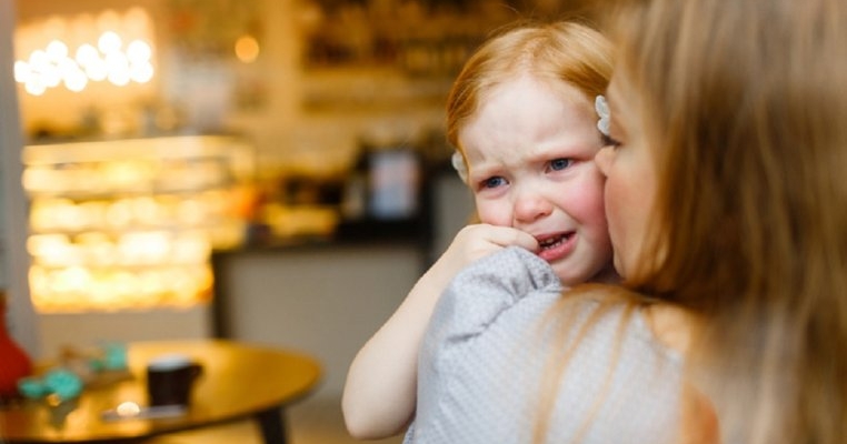 O fetiță de numai 4 ani nu este primita la grădiniță de către educatoare, decât însoțită de mama ei