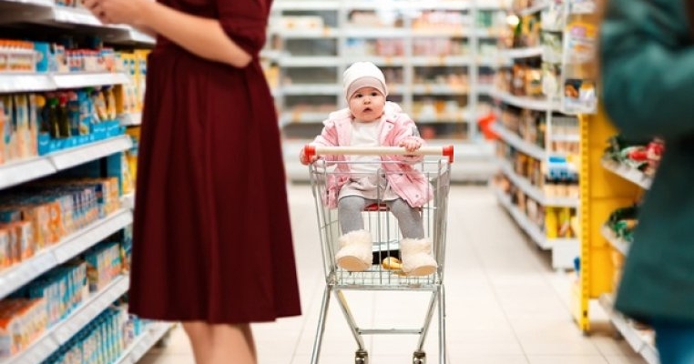 Lege de bun augur pentru femeile gravide și mamele cu copii mici în România! Prioritate la casele de marcat și la ghișee