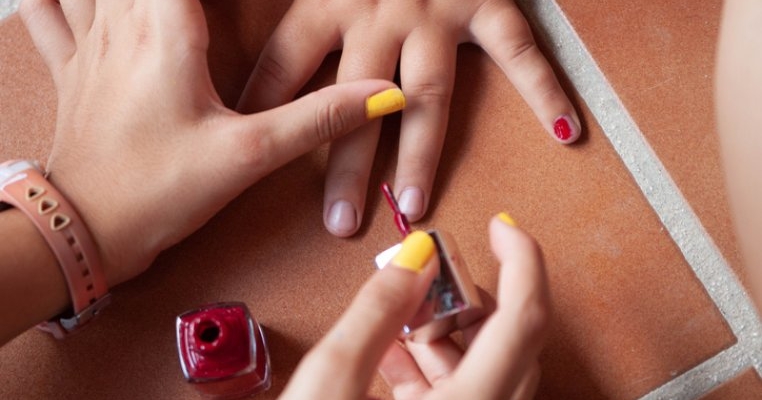 Fiul meu s-a întors de la școală cu ojă pe unghii. Soțul meu și-a ieșit din fire!