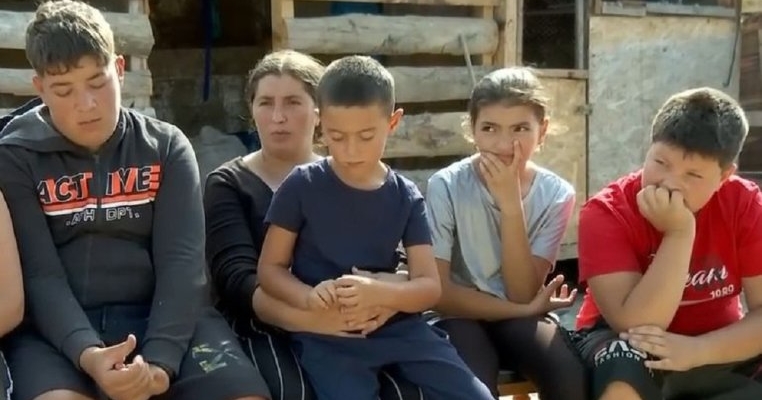 Patru copii din Buzău trăiesc cu grija zilei de mâine. Neajunsurile, sărăcia și problemele de sănătate le-au furat copilăria