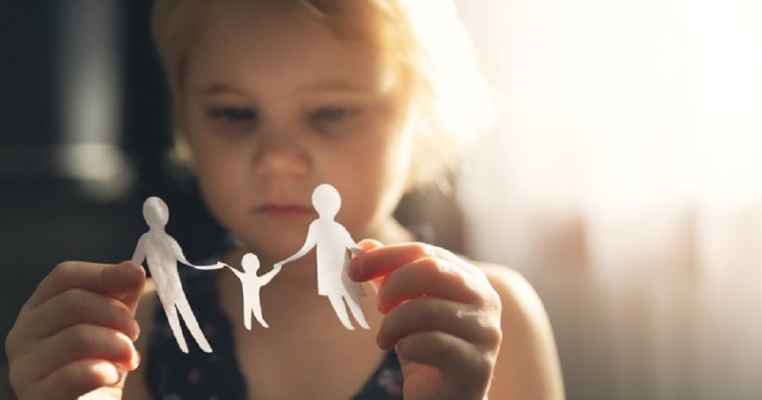 Viața după divorț: lăsăm copiii să descopere lipsa de implicare a părintelui care a plecat de acasă?