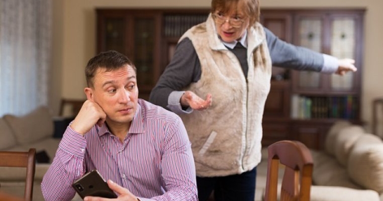 O mamă a obținut ordin de evacuare împotriva fiilor ei adulți care trăiau pe spatele ei