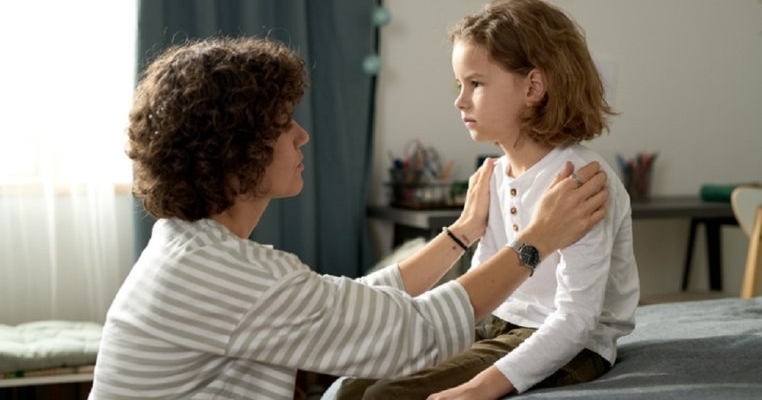 Trebuie să-i dai copilului o veste rea? Uite cum procedezi