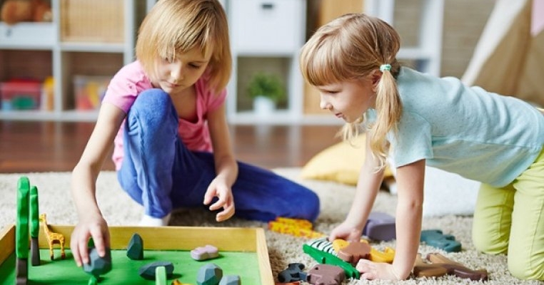 Pentru că joaca inspiră creativitatea și dezvoltarea, descoperă câteva activități potrivite pentru copilul tău