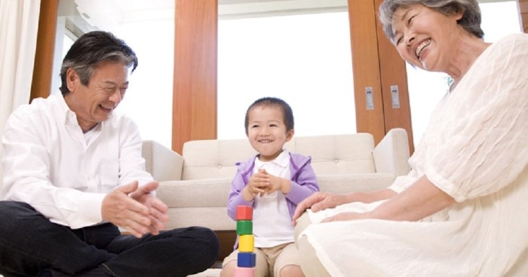 Cei mai tineri „angajați”! Azilele de bătrâni din Japonia caută copii de vârste mici pentru a înveseli persoanele vârstnice