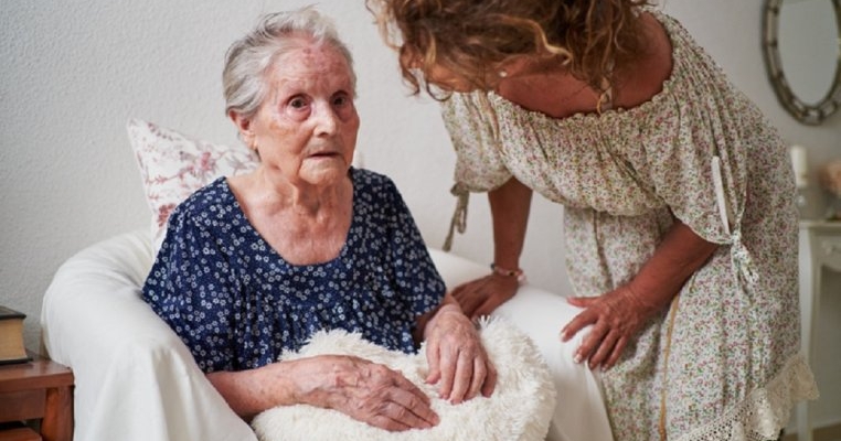 Am fost copil singur la părinți și mi-a revenit mie sarcina de a avea grijă de mama mea. Am detestat faptul că am fost nevoită să fac asta
