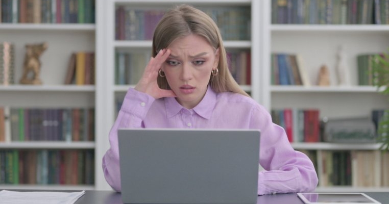 Soțul meu a făcut o obsesie pentru fiica șefului meu. Am găsit peste 1000 de poze cu ea în laptopul lui