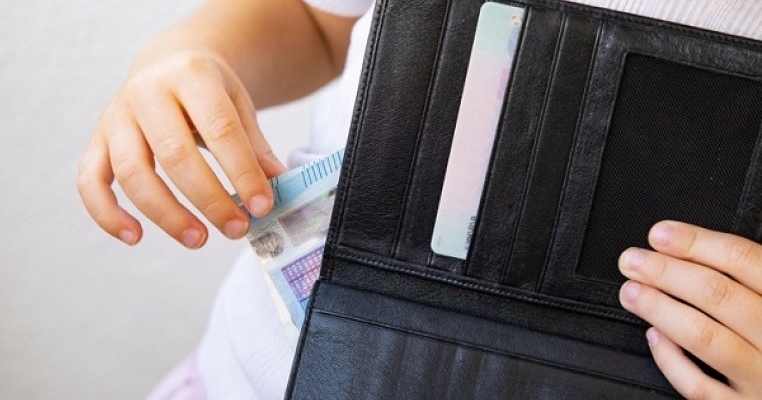 Fetița mea de 8 ani e cleptomană. Fură de peste tot și nu știu cum ar trebui să gestionez situația