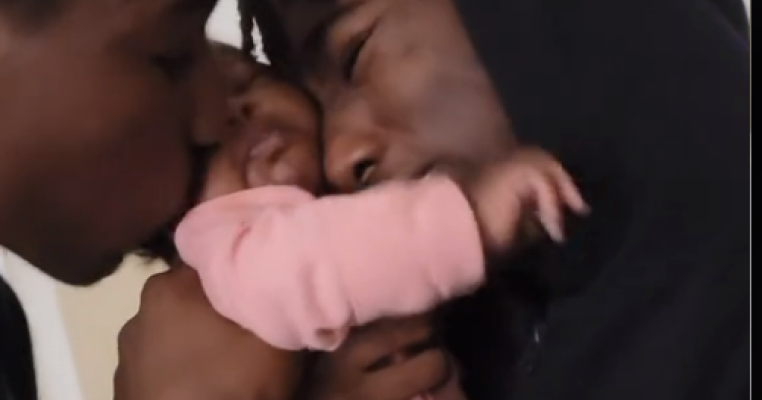 Dragoste de frați! Doi adolescenți își răsfață sora mai mică cu multă grijă și afecțiune!