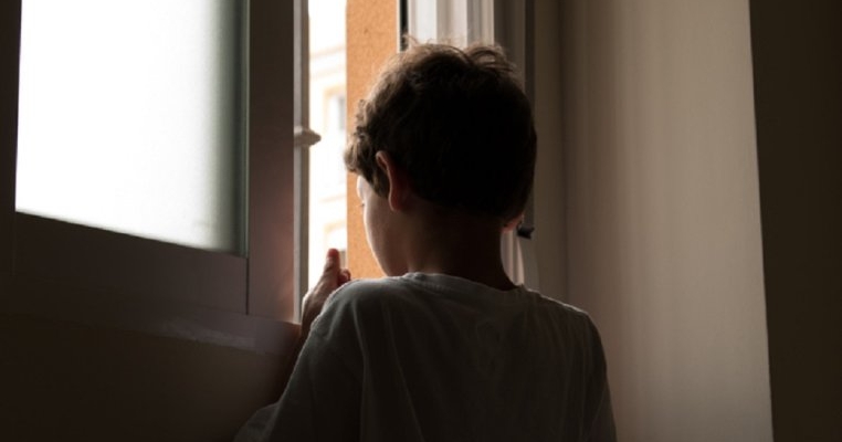 Un băiat și-a urmărit tatăl, care se furișa din casă în fiecare noapte. Ce a descoperit le-a schimbat complet viața