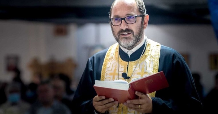 Detalii mai puțin cunoscute despre preotul Necula, părintele preferat de mii de români! Este slujitor al Domnului, dar și soț și tată iubitor