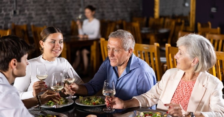 Familia soțului meu se așteaptă să plătesc cina de Anul Nou din banii pe care i-am moștenit de la mama mea