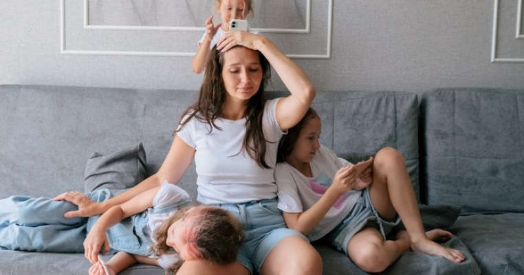 Mama mea avea 14 ani când m-a născut. Am crescut contribuind la creșterea fraților meu și nu mai știu cine sunt cu adevărat