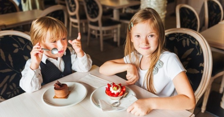 Dragostea nu are vârstă ! Doi copii de 7 ani merg la restaurant la prima lor întâlnire !
