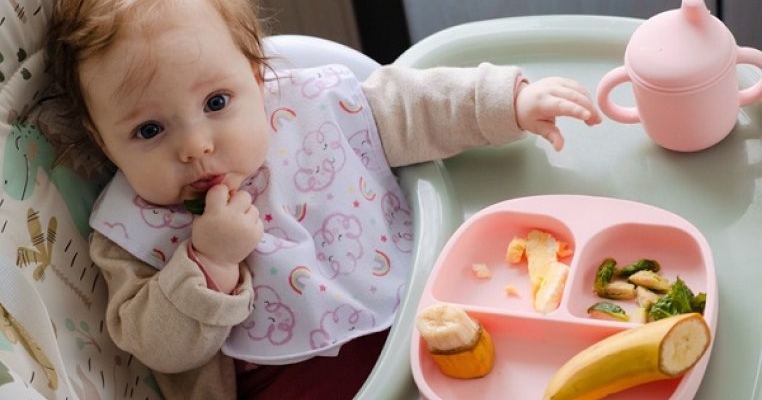 Bebe e gata de masă. Descoperă câteva produse esențiale pentru diversificarea alimentației