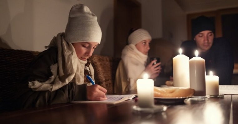4 frați din Vaslui sunt premianți la școală, deși acasă îngheață de frig și trăiesc în condiții grele