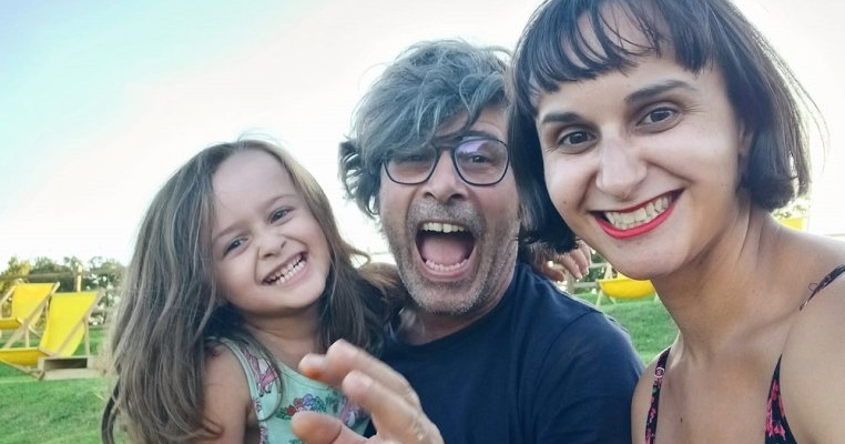 O mamă se simte vinovată că a făcut un copil cu soțul ei mai mare cu 23 de ani decât ea. „Soțul meu o să aibă 70 de ani când copilul face 10 ani"