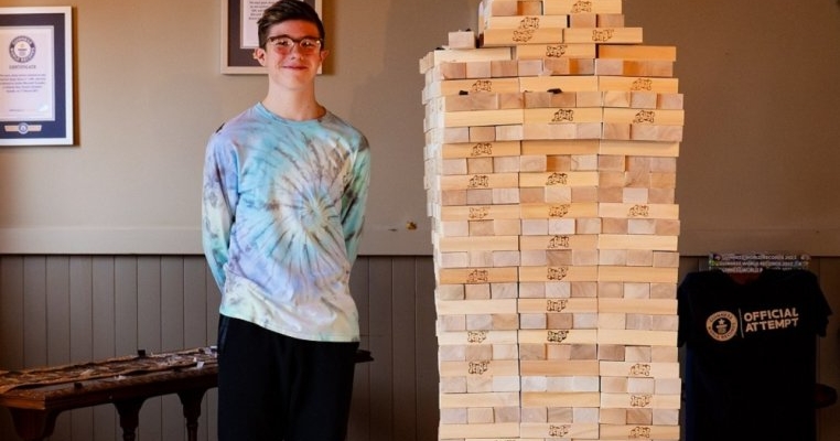 A bătut recordul la Jenga! Un adolescent cu autism a reușit să devină inspirație pentru milioane de oameni