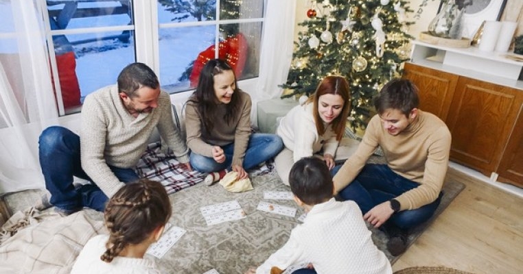 Este acel timp dedicat familiei și jocurilor. Simte magia sărbătorilor de iarnă