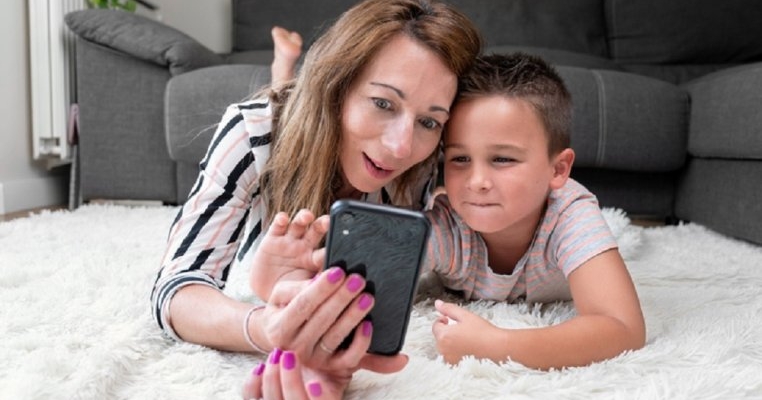 Mărturia sinceră a unei mame: „Nu-mi pare rău că i-am dat copilului telefon la 11 ani, regret că l-am învățat să folosească Youtube"