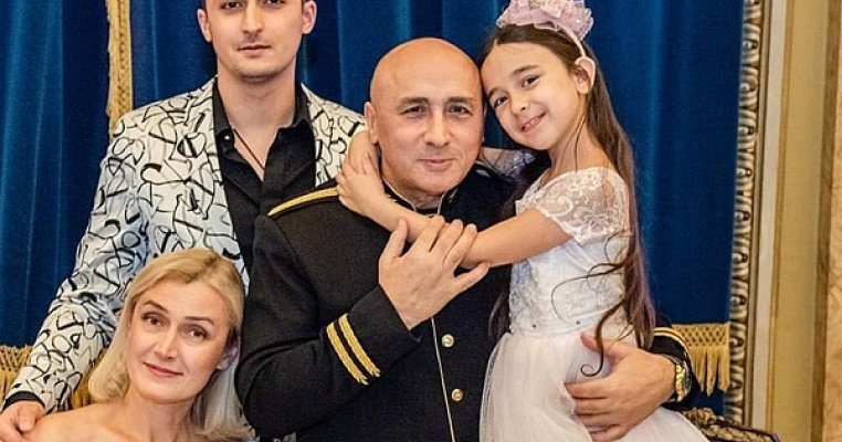 Marcel Pavel, un cântăreț foarte discret cu viața lui de familie. Este împreună cu soția lui de 33 de ani și o iubește ca în prima zi