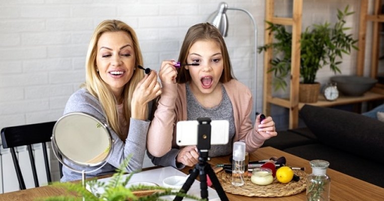 Părinții și social media: în medie, un copil apare pe rețelele sociale de 1300 de ori până la vârsta de 13 ani