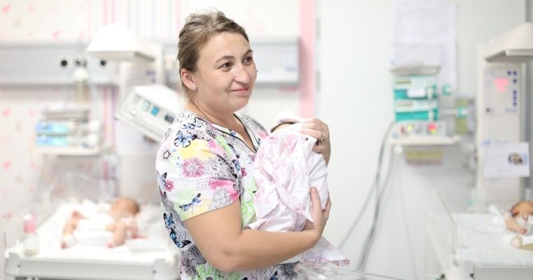 Eroi necunoscuți: asistenții din Terapie Intensivă Neonatală, în prima linie pentru viață