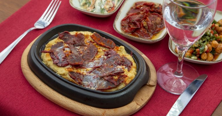 Pastrama de oaie la cuptor: rețeta cu care îți vei cuceri întreaga familie
