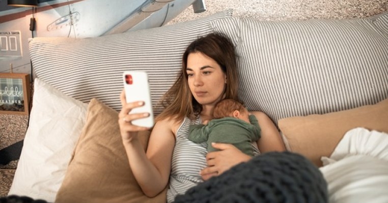 Studiu: 4 din 5 părinți își iau lecții de parenting de pe social media