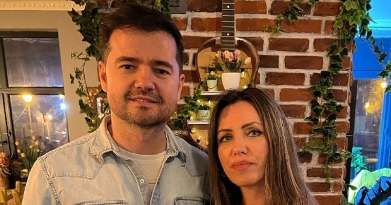 Laurențiu Duță, solistul trupei 3 Sud Est, își ține povestea de dragoste departe de ochii curioșilor. Artistul a împlinit 30 de ani de relație cu soția sa, Ianula