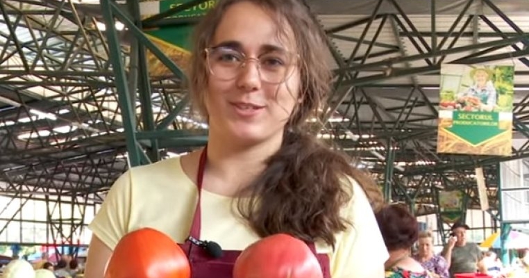 Olimpică și studentă la Medicină, o tânără din Buzău vinde legume la tarabă în piață. Exemplul perfect al proverbului „munca înnobilează omul”