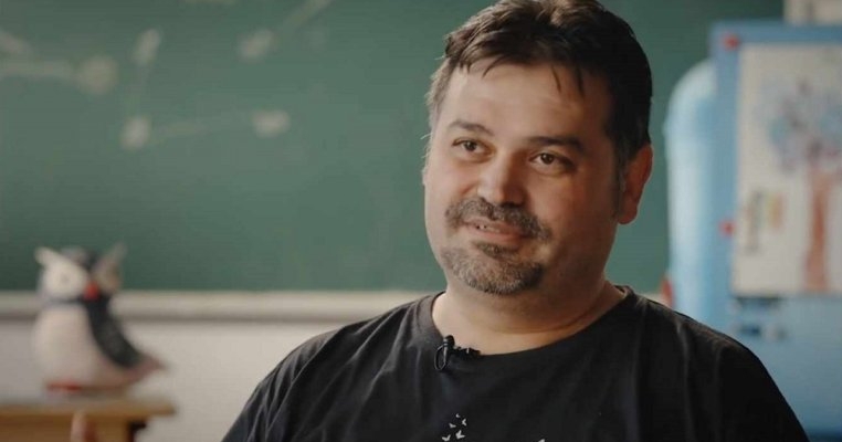 Ion Creangă ar fi mândru de acest învățător! Faceți cunoștință cu dascălul care transformă orele în basme de neuitat