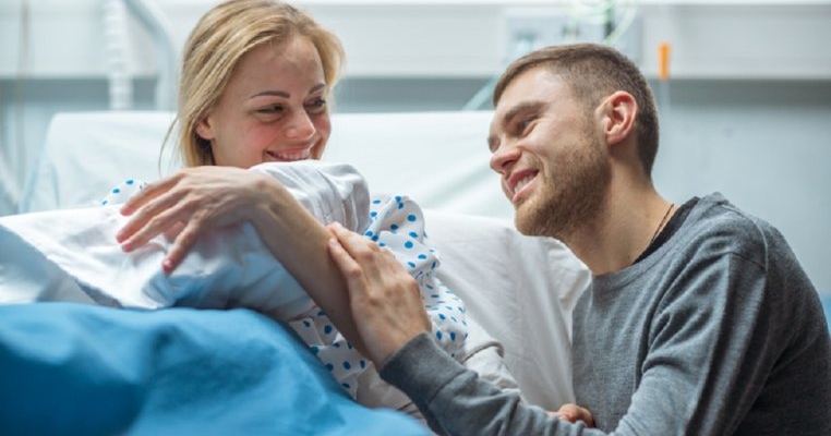„O mașină a parcat chiar lângă mine cu o femeie care se afla pe locul din față al pasagerului și năștea pur și simplu". 10 mărturii incredibile despre naștere care te vor surprinde