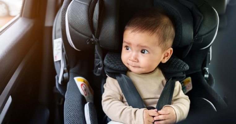 Nu mai arătați cu degetul către părinții care au copii fără geacă de iarnă în scaunul auto!