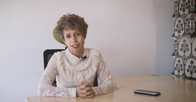 O profesoară a redeschis singură o școală și a devenit mentor al copiilor abandonați